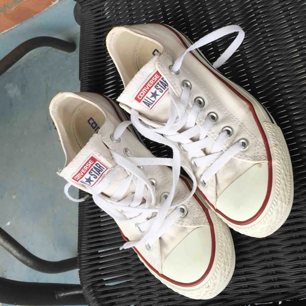 Converse ( äkta )  i jättefin skick ( som ny ) använd några ggr under sommaren 2017 tills dess har den inte kommit till användning säljer pga har många märkes skor ( frakt ingår ) 🌸. Skor.