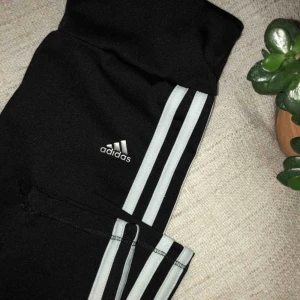  - Adidas träningstights, korta i benen
