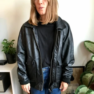  - Svart skinnjacka från JC.  Frakt tillkommer