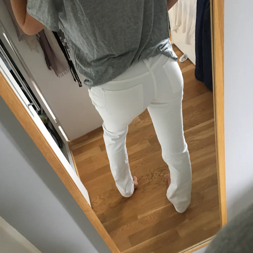 Superfina vita bootcut jeans från Acne. Storlek 28/34, skulle säga att det är en s/m. . Jeans & Byxor.