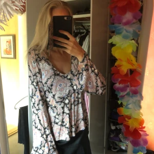  - Såå snygg mönstrad blus, med fina stora ärmar! Fint skick🌸 står storlek L men passar även M.