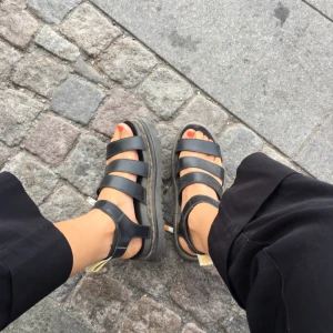  - Superfina sandaler från Dr Martens. 2 månader gamla. Veganska. Frakt: 100 kr. 