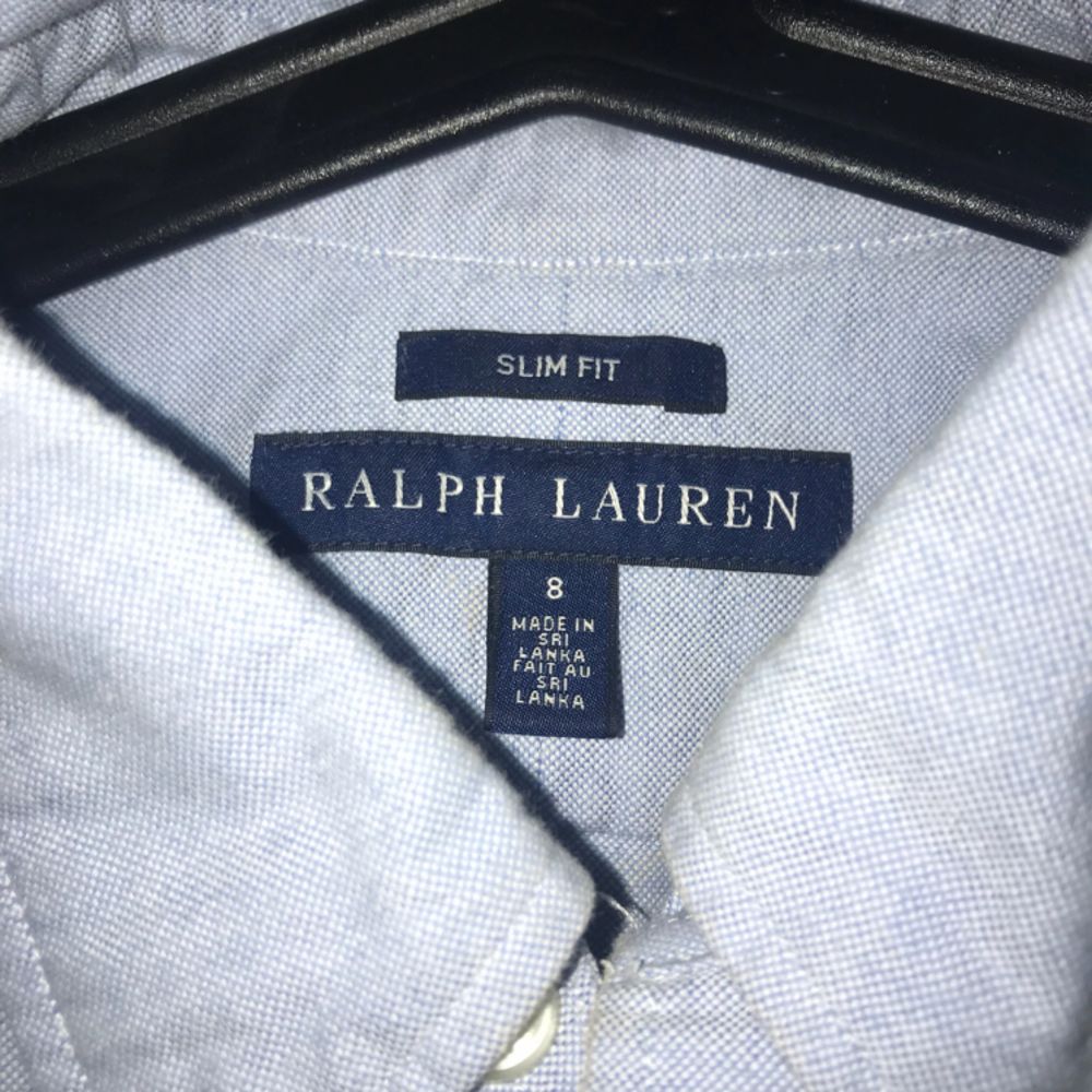 Ralph lauren Skjorta i storlek 8 vilket motsvarar M, säljer eftersom den är för stor.. Skjortor.