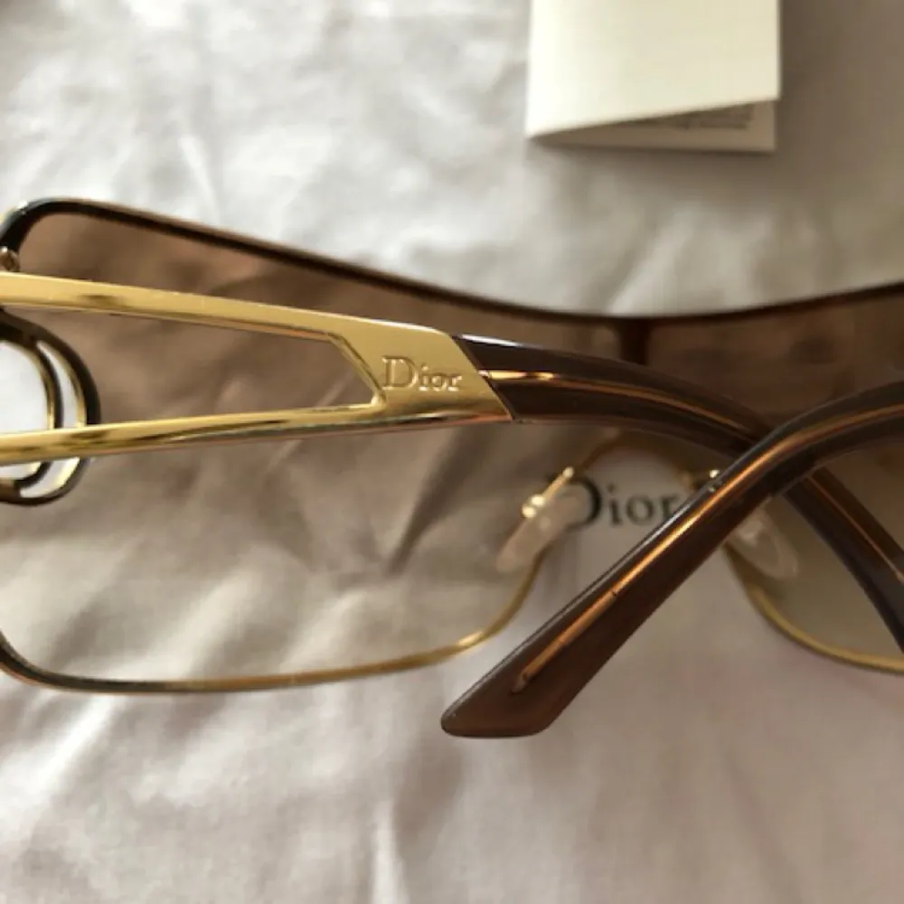 Helt nya solglasögon från märket Dior Kvitto finns kan också skickas med posten men köparen står för det 60+. Accessoarer.