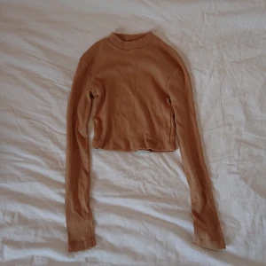  - Kort, beige stickad tröja. Passar någon med liten byst. Finns i gbg eller skickas emot frakt. 