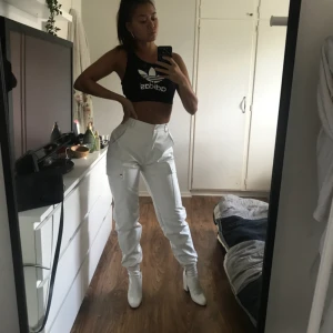  - Ombloggad, populär och slutsåld top ifrån Adidas Originals. Givetvis äkta, köpte den på Urban Outfitters när jag var i London. Svart/vit i stl 38! :) Köparen står för frakten! 