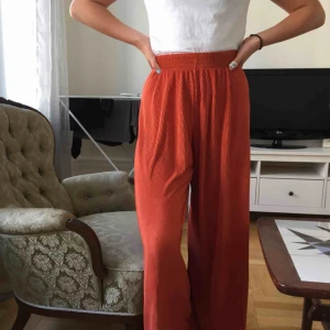  - Supersnygga trendiga byxor som är köpta på marknad i New York. Kan därför garantera att ingen har likadana. Superskönt tyg!  Möts upp på Odenplan eller fraktar!  