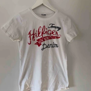  - Fejk Tommy Hilfiger T-shirt. Liten i storleken. 