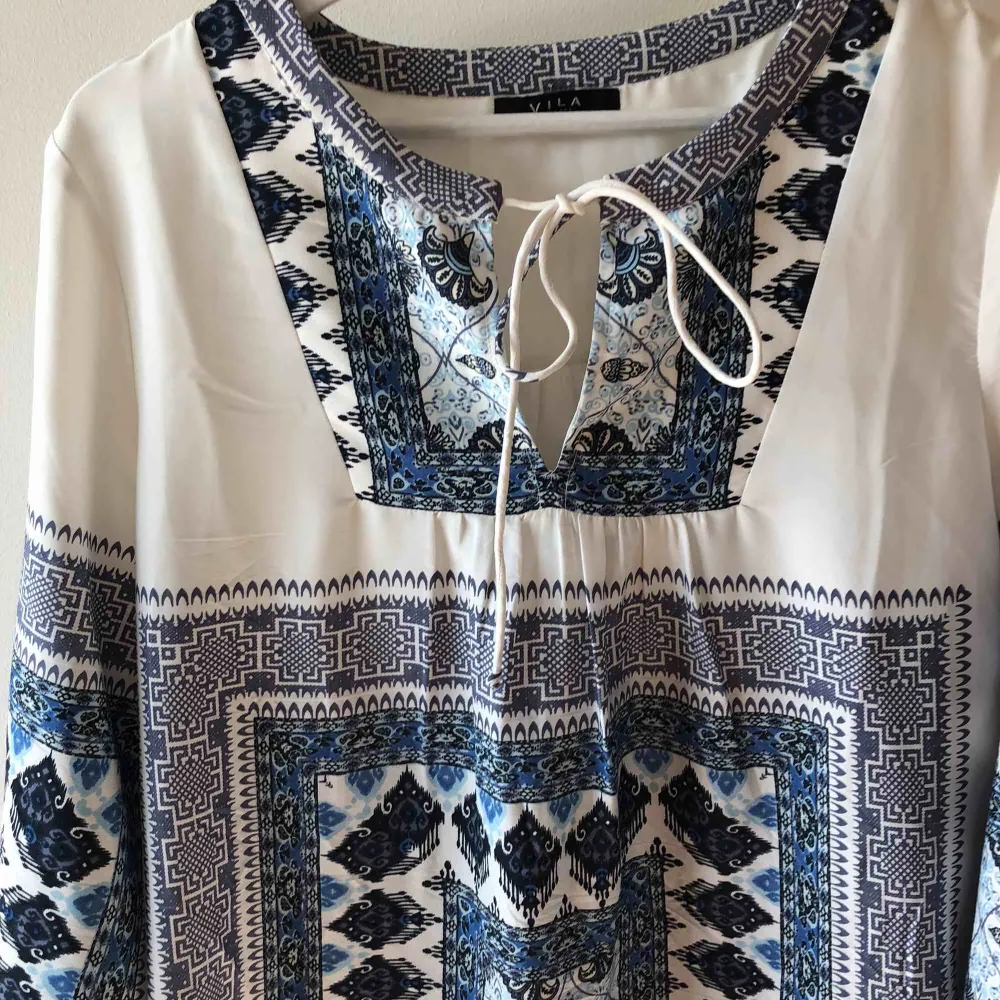 Supersöt klänning med blå/vit mönster som passar både bra som klänning eller som en tunika till ett bar snygga byxor. Kan mötas upp i Stockholm alternativt skickas med post (köparen står för frakt) ✨. Toppar.