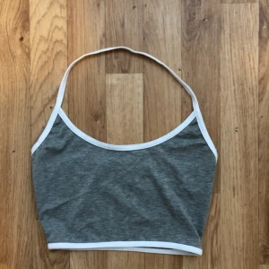  - Grå magtröja, aldrig använd 