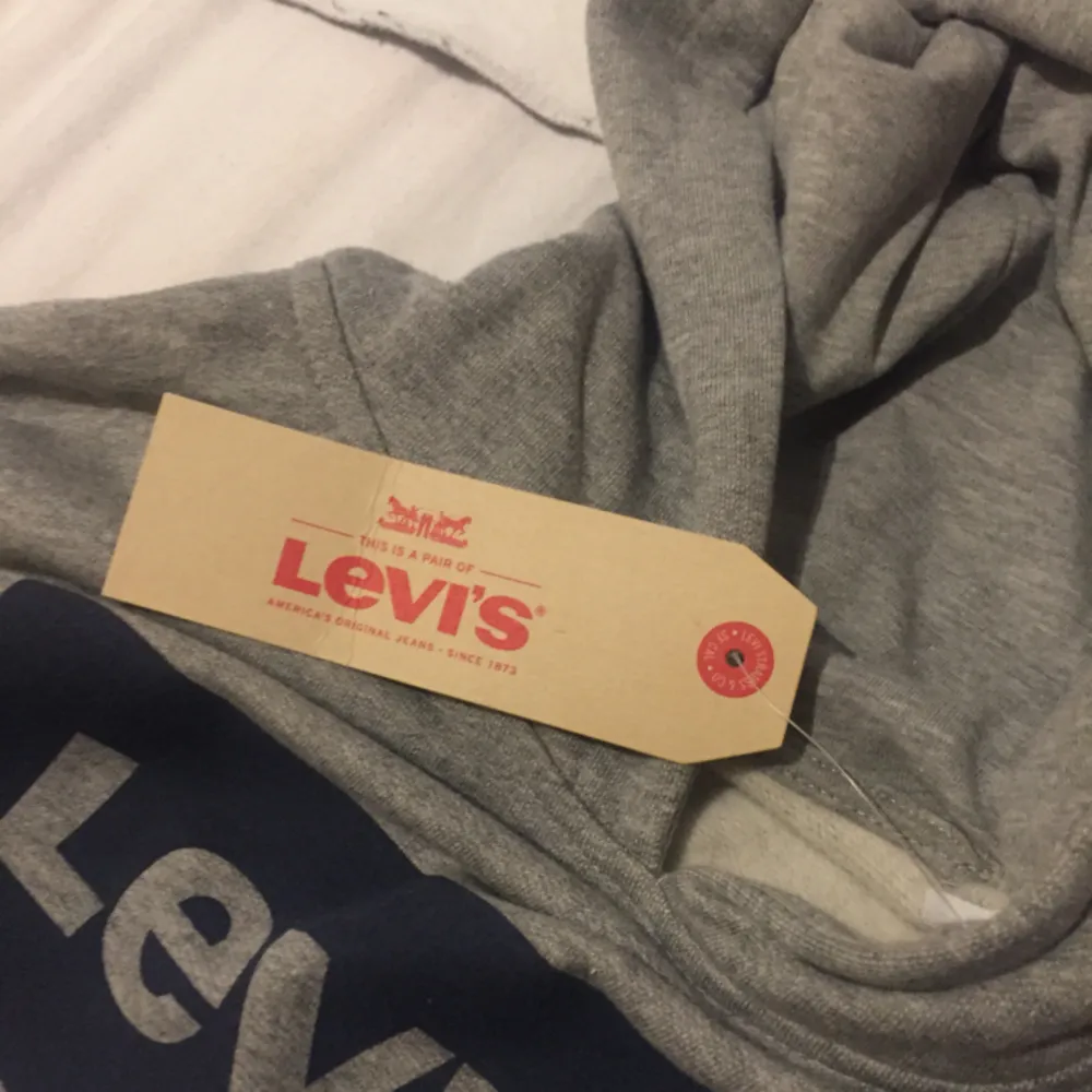 Helt ny, oanvänd hoodie från levi’s  Original pris: 400kr. Hoodies.