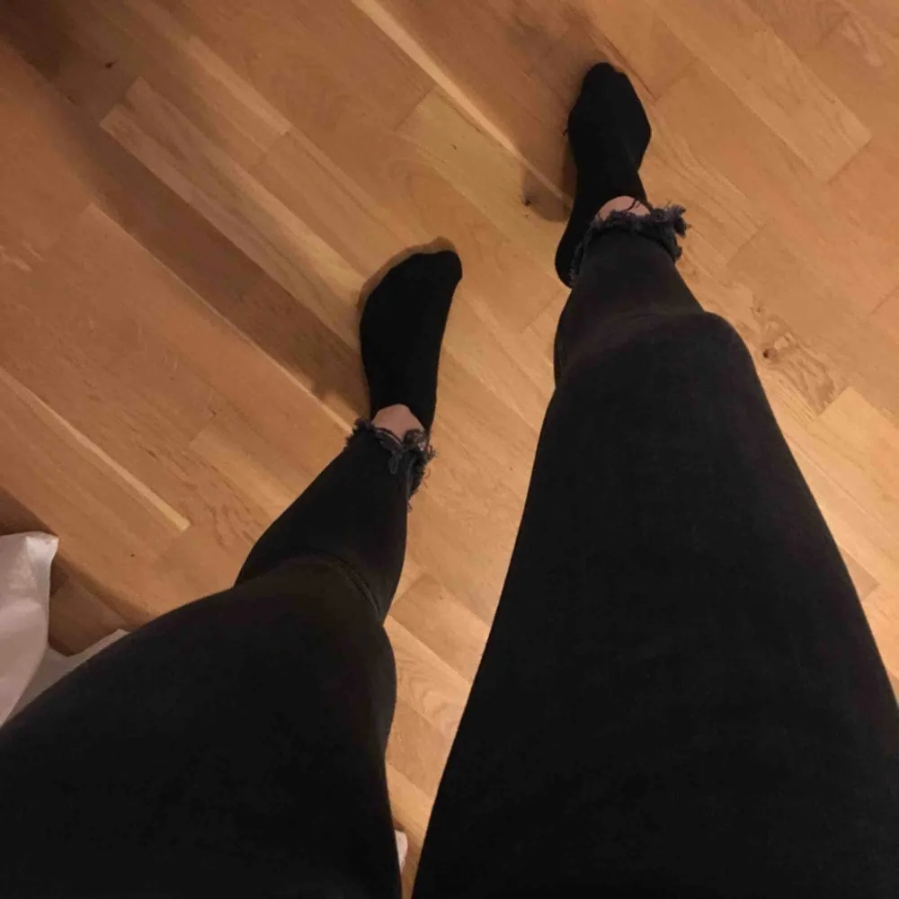 Ett par svartgråa jeans från Bikbok i storlek S, motsvarar enligt mig w26/27 l 28/30. Är strechiga och sköna och har snygga slitningar nedtill. Använd några gånger men är i bra skick. Fraktar helst!. Jeans & Byxor.