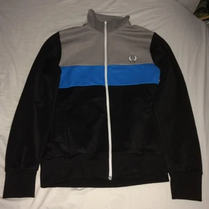  - Fred Perry tröja med drag kedja. Storlek: S Man. Grå, Svart och Blå. Kontakta mig om mer info ifall du är intresserad. 