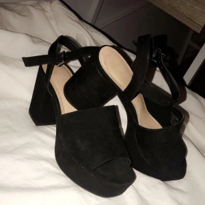  - Snygga klackar från pull&bear, köpta i Barcelona och användes på min skolavslutning sedan har de aldrig kommit till användning då jag sällan går i klackskor! Precis som nya☺️ (frakt inkluderat i priset)