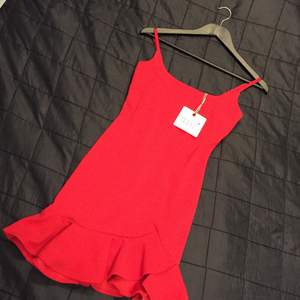 Säljer denna oanvända och snygga röda klänning från Hello Molly fashion. Ursprungspris 500kr säljes nu för 200(!!)