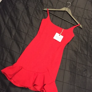  - Säljer denna oanvända och snygga röda klänning från Hello Molly fashion. Ursprungspris 500kr säljes nu för 200(!!)