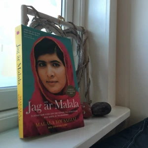  - Oläst pga dubbel uppsättning. Alltså inga vikta sidor och bra skick. Innehållet i boken är dock ovärderligt men utsidan ger boken ett rimligt pris. Frakt tillkommer 😊