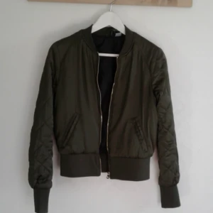  - Splitterny och supersnygg militärgrön bomberjacka från H&M! Aldrig använd, inte ens provad så helt ny! Pris 20kr, kan skickas om köparen står för frakt. Betalas med swish🎉