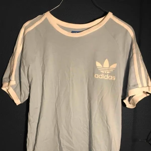  - Relativt använd Addidas t-shirt i normalt begagnat skick från Urban Outfitter; nypris 350kr