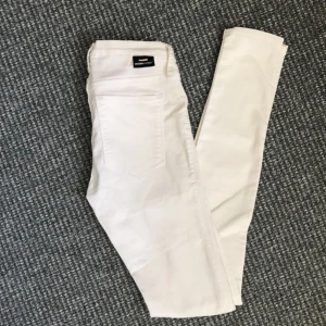  - Vita DrDenim i strl S, inga fläckar eller dylikt, hela, rena och fina! Mid-waist😊 60kr + ev frakt 🌸