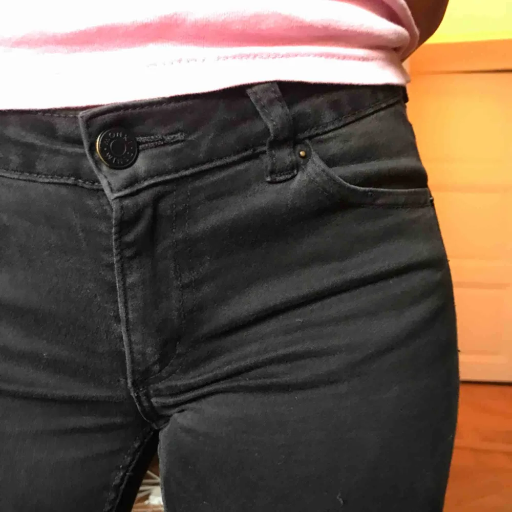 Väldigt stretchiga, låga & svarta jeans, bekväma! Mötes upp i Stockholm. . Jeans & Byxor.