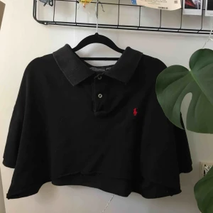  - Ralph Lauren t-shirt i storlek XXL. Är själv XS/S så har använt den som en ovsersize! Croppat den själv 🌿