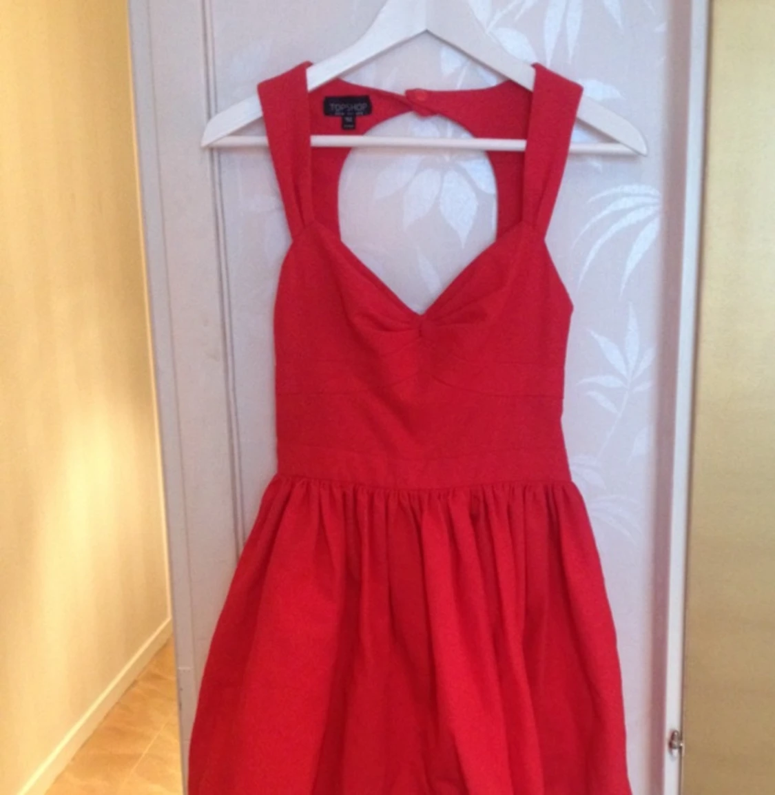 Från Topshop, kort klänning med snygg öppen rygg. - 1393536259