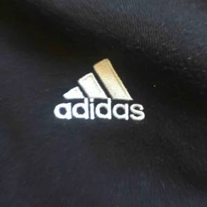  - Adidasmjukisar. Strl 152, passar xs. Resår i midjan.