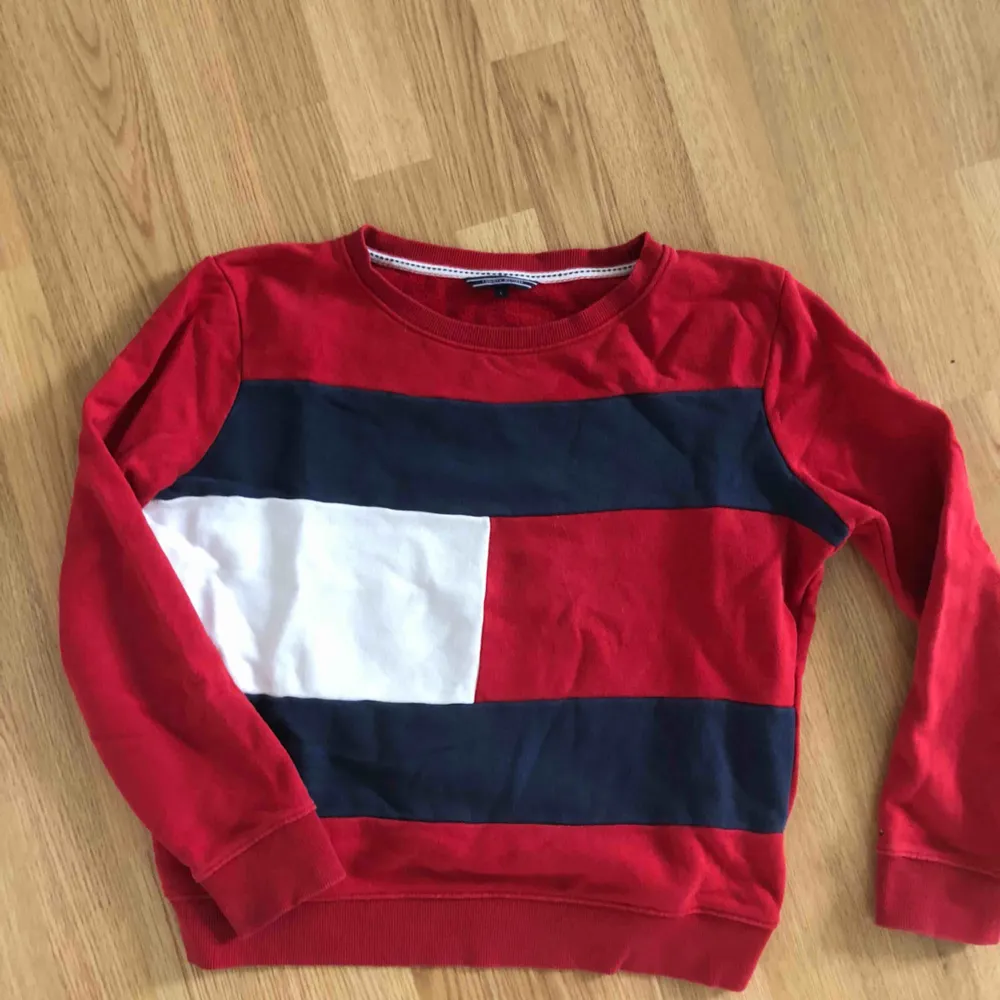 Tommy Hilfiger sweatshirt i storlek L men passar XS-M beroende på hur du vill att den ska sitta. Använd men fint skick. Hoodies.