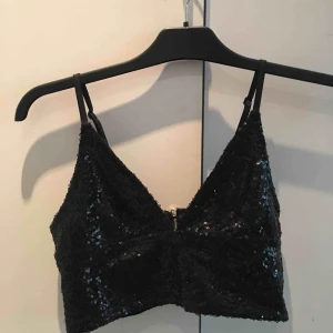  - Fest topp från Hm, aldrig använt. Köparen står för frakt:)