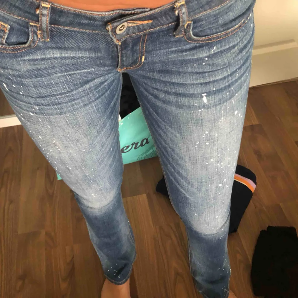 Jeans från hollister med snygga detaljer. . Jeans & Byxor.