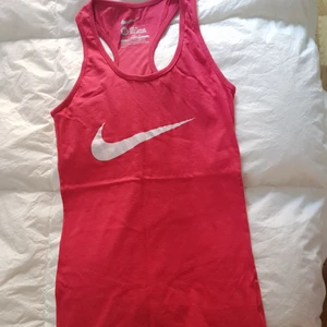 Träningslinne - Träningslinne från nike strl XS men passar även S  Priset är exkl frakt (26kr för frakt)