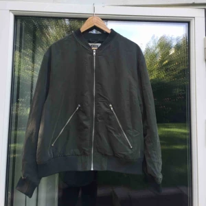  - Snygg bomberjacka från Weekday. Perfekt till sensommar men med en tjocktröja under funkar den även i höst!