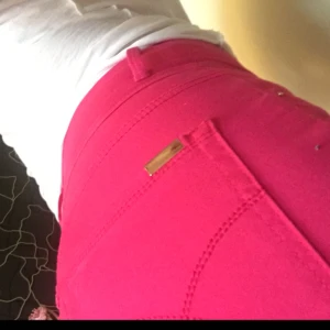  - Cerise byxor, Dolly-modell från Flash, sparsamt använda så i mycket bra skick. Normal längd! Säljes pga viktnedgång! Kan mötas upp i Borlänge/Falun, Stockholm/Uppsala, Västerås. 🙂 Köparen står för frakt! 