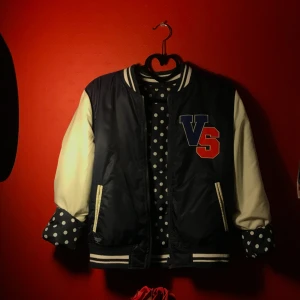  - Bomberjacka från berzhka strl S/M. Bra skick! använd under hösten förra året. 100kr utan frakt!