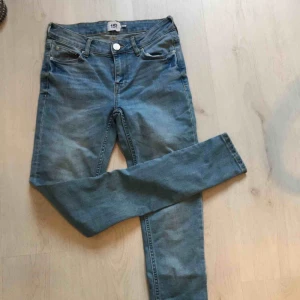  - Säljer helt nys Jens aldrig används i skinny storleks S högmidjade 