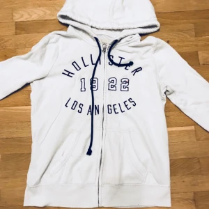  - Vit Hollister hoody med dragkedja. Storlek S. Frakt tillkommer,  kolla gärna in mina andra annonser, 15% rabatt vid köp av flera saker🙂 