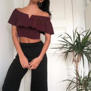  - Off the shoulder crop top med volanger från bershka.