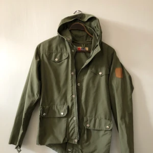  - Vintage Fjällräven Greenland storlek 170 (Medium) i mycket trevligt skick. Hämtas i Uppsala eller skickas spårbart för 58 sek. Inköpt på 80-talet