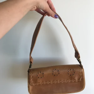  - Beige väska med hål detaljer 