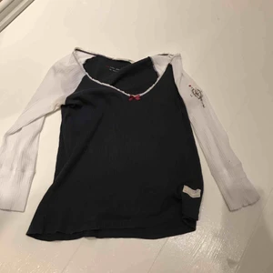  - Svin söt Odd Molly tröja!! Marinblå med vita ärmar!! Har ett litet hål som går att laga vid kompassen! Det syns inte så tydligt men kan därför tänka mig ett hyfsat lågt pris💖Skriv vad du kan tänka dig köpa den för i kommentarerna eller Kontakt fältet!🥰