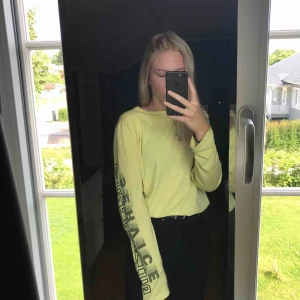  - En långärmad tröja från stay köpt för 250 kr på carlings. Tröjan är i storlek XS men passar även S/M. Säljer på grund av att den inte kommer till användning. 