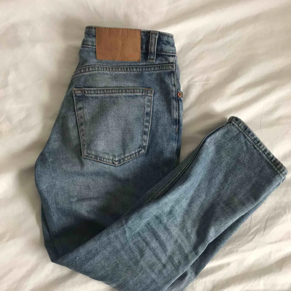 CHEAP MONDAY jeans i bra skick!!  Köpta mellan 500-600 kr. De är lågmidjade och croppade. Säljer eftersom de är för lågmidjade för min smak. Men annars superfina!! Skriv om ni vill ha fler bilder💙. Jeans & Byxor.