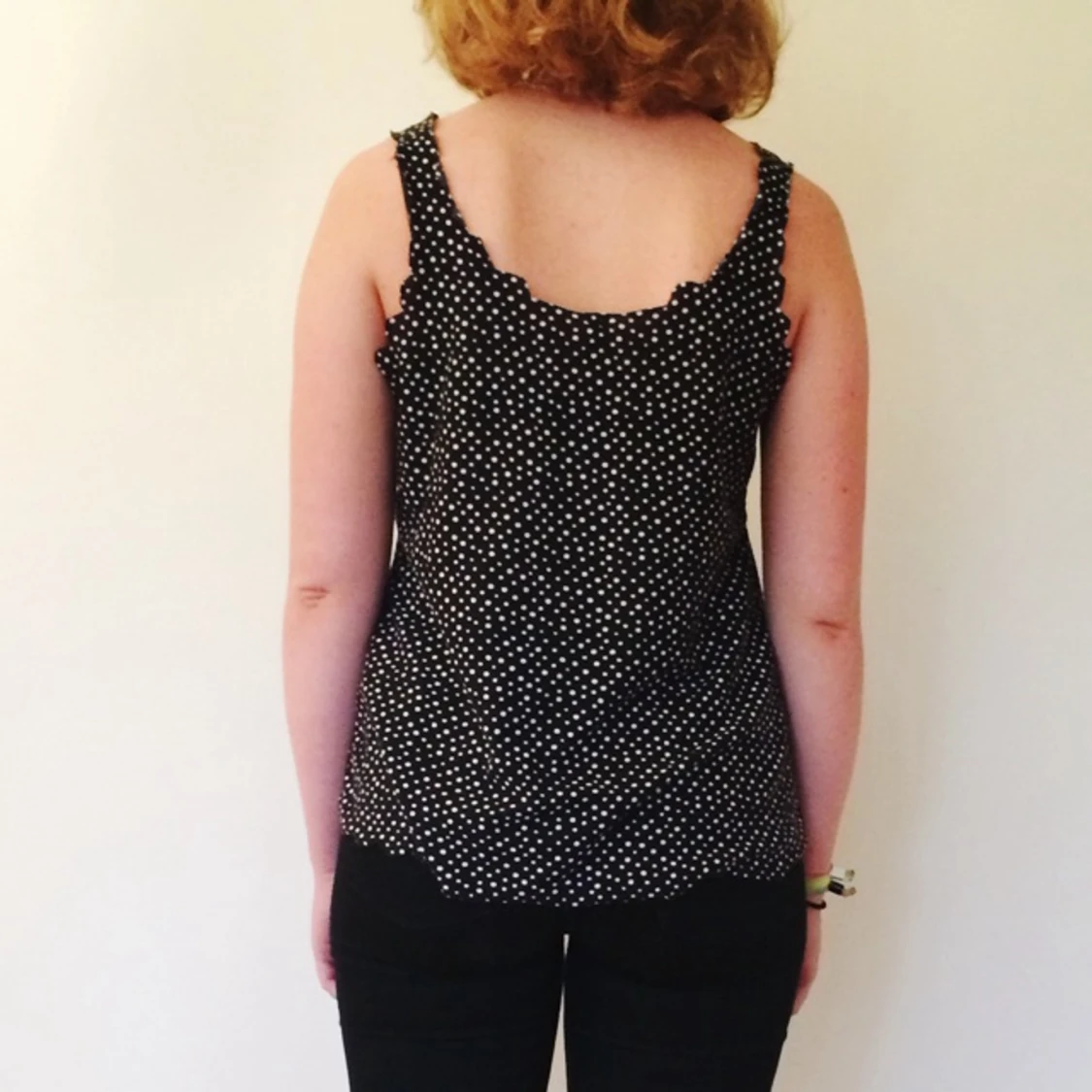 Svart linne med vita prickar - 1412434163