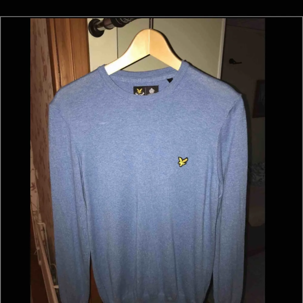 Knappt använd lyle and scott i strl small, passar medium cond 9/10. Tröjor & Koftor.