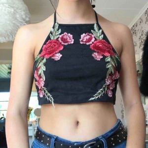  - Croppad topp med knytdetaljer och rosor.  Frakt står jag för! 😁
