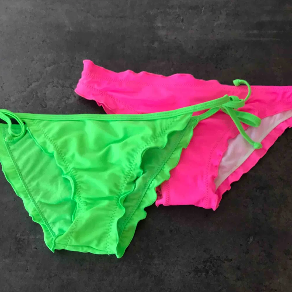 Två par helt nya neon bikinitrosor med lapp kvar! Båda för 80 eller ett par för 50! 💫. Accessoarer.