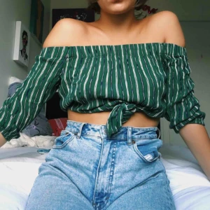  - Grön, mörkblå, vit, randig blus. Bra skick då jag bara använt den enstaka gånger. Storleken är S men passar även XS och M Från ett rökfritt och djurfritt hem❤️ Betalning sker via swish 