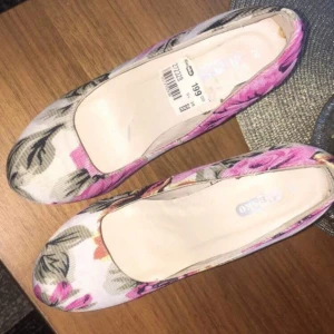  - Jätte finna blommiga klackar som jag har köpt från din sko för 199kr och säljer de för 100kr. Köparen står för frakt.