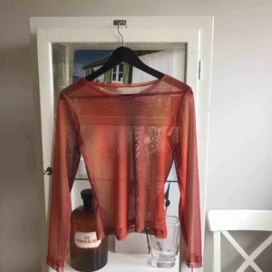  - Mesh tröja i en orange/röd färg, väldigt cool